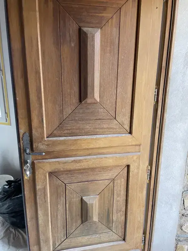 Porte en bois massif avant lasure à Béziers — bois naturel non traité