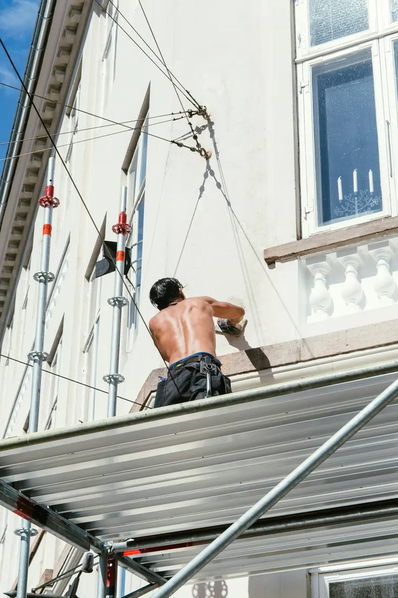 Application d'enduit sur façade — artisan peintre en travaux de ravalement