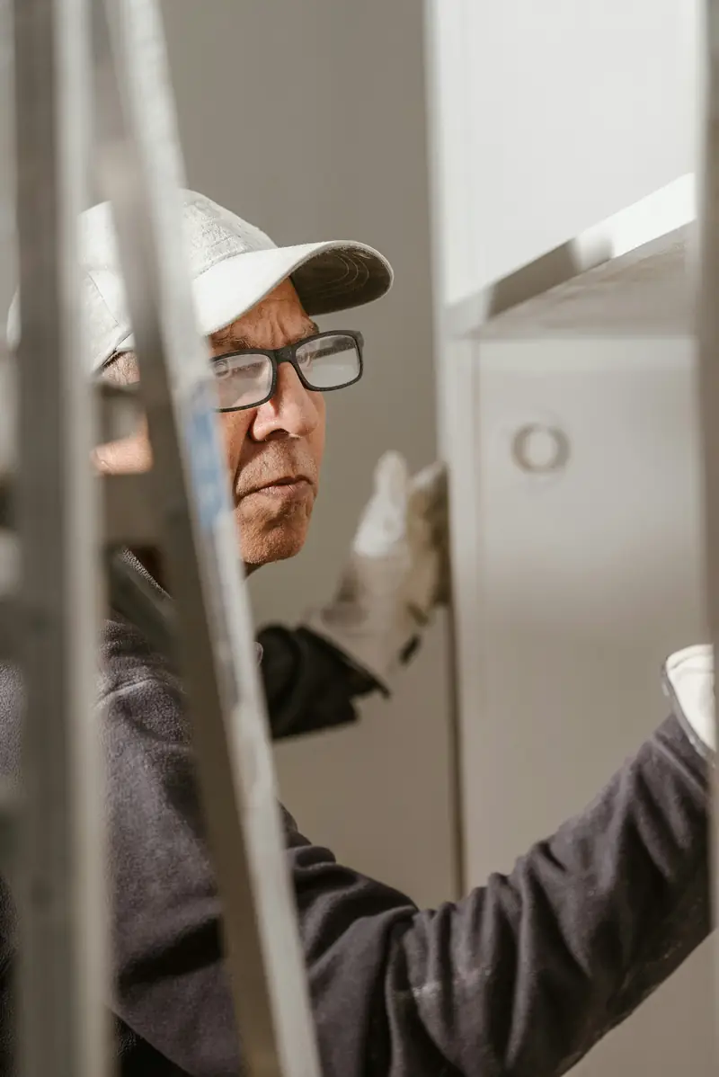 Artisan peintre expérimenté au travail — savoir-faire et précision